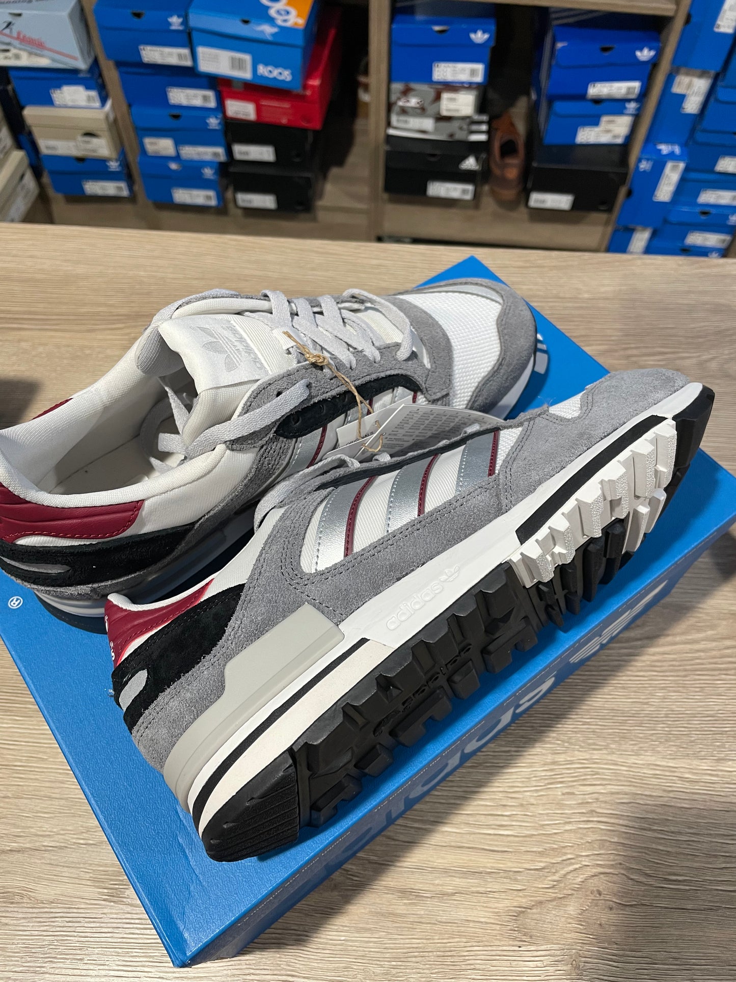 Adidas ZX 600.